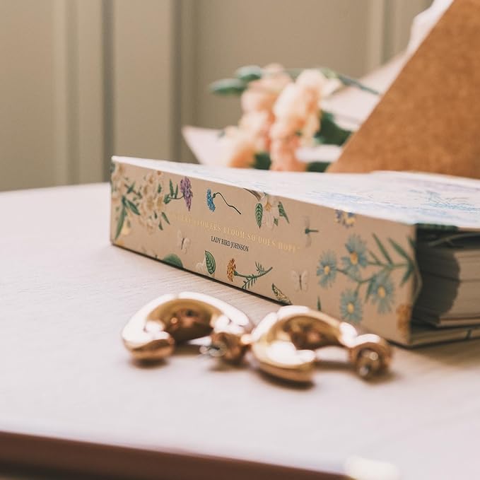 Planner 2025-2026 Seasonal Flowers - Planner for Women 17 Month(Aug 25/ Dec 26) | Weekly & Monthly Academic planner 2025-2026 | 6.4" x 7.9" | Hardcover Agenda 2025 | Thick paper 120 g/m²