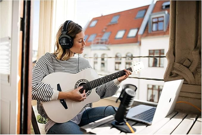 beyerdynamic DT 770 PRO 32 Ohm Over-Ear Headphones in Black. Enclosed Design, Wired for Professional Sound in The Studio and on Mobile Devices Such as Tablets and Smartphones