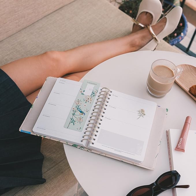 Planner 2025-2026 Seasonal Flowers - Planner for Women 17 Month(Aug 25/ Dec 26) | Weekly & Monthly Academic planner 2025-2026 | 6.4" x 7.9" | Hardcover Agenda 2025 | Thick paper 120 g/m²